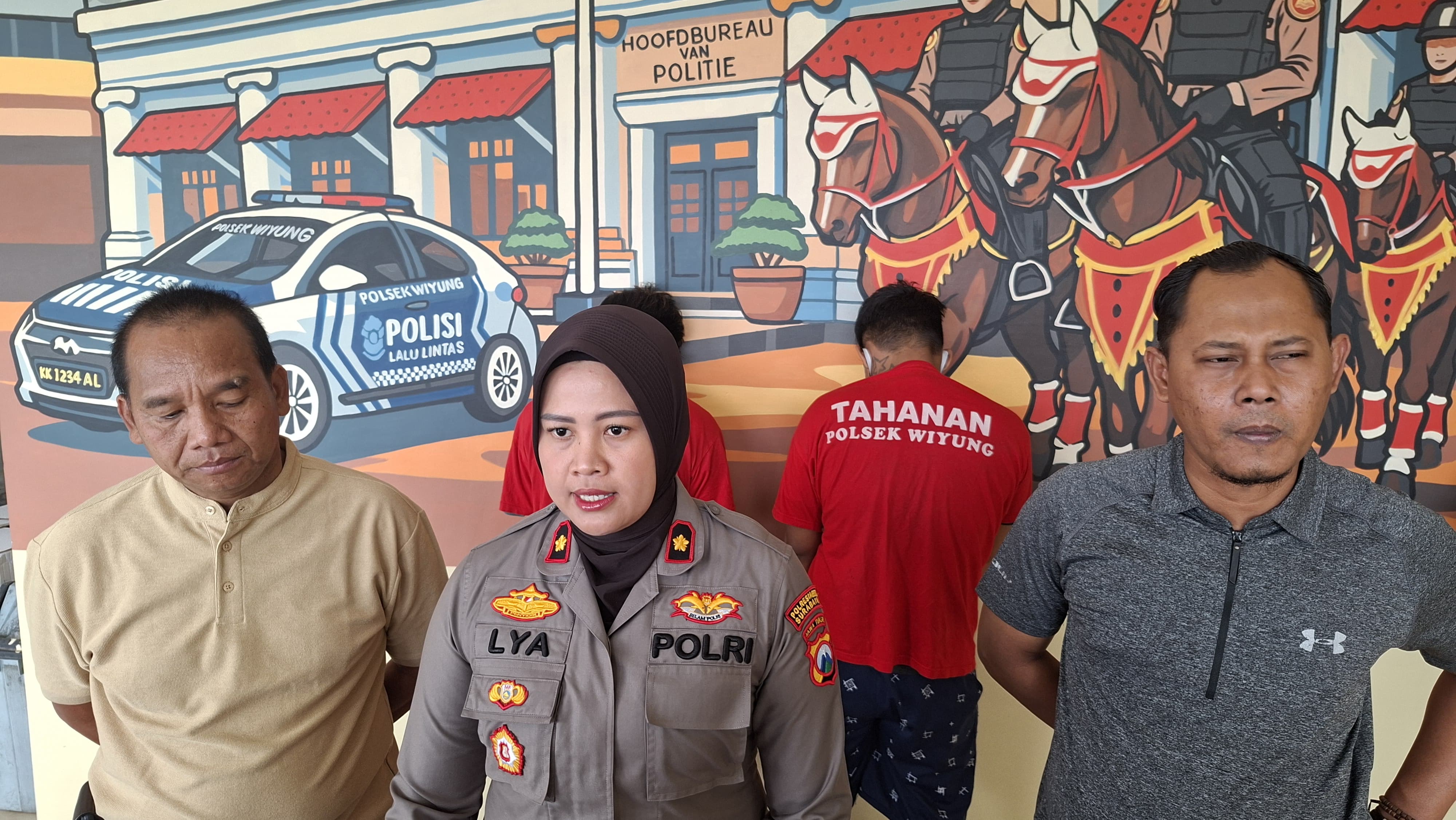 MENJELASKAN: Polsek Wiyung saat menunjukkan tersangka curanmor yang beraksi di Wiyung, Surabaya. Ia mengaku mendapat kunci T saat berada di Lapas.(MAHRUS/RADAR SURABAYA)  