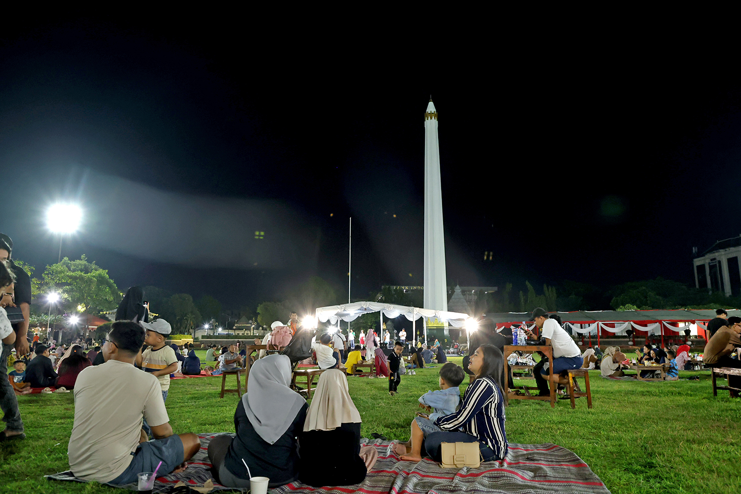 Masyarakat menikmati suasana Ngabuburit Ramadan di Tugu Pahlawan Surabaya.
