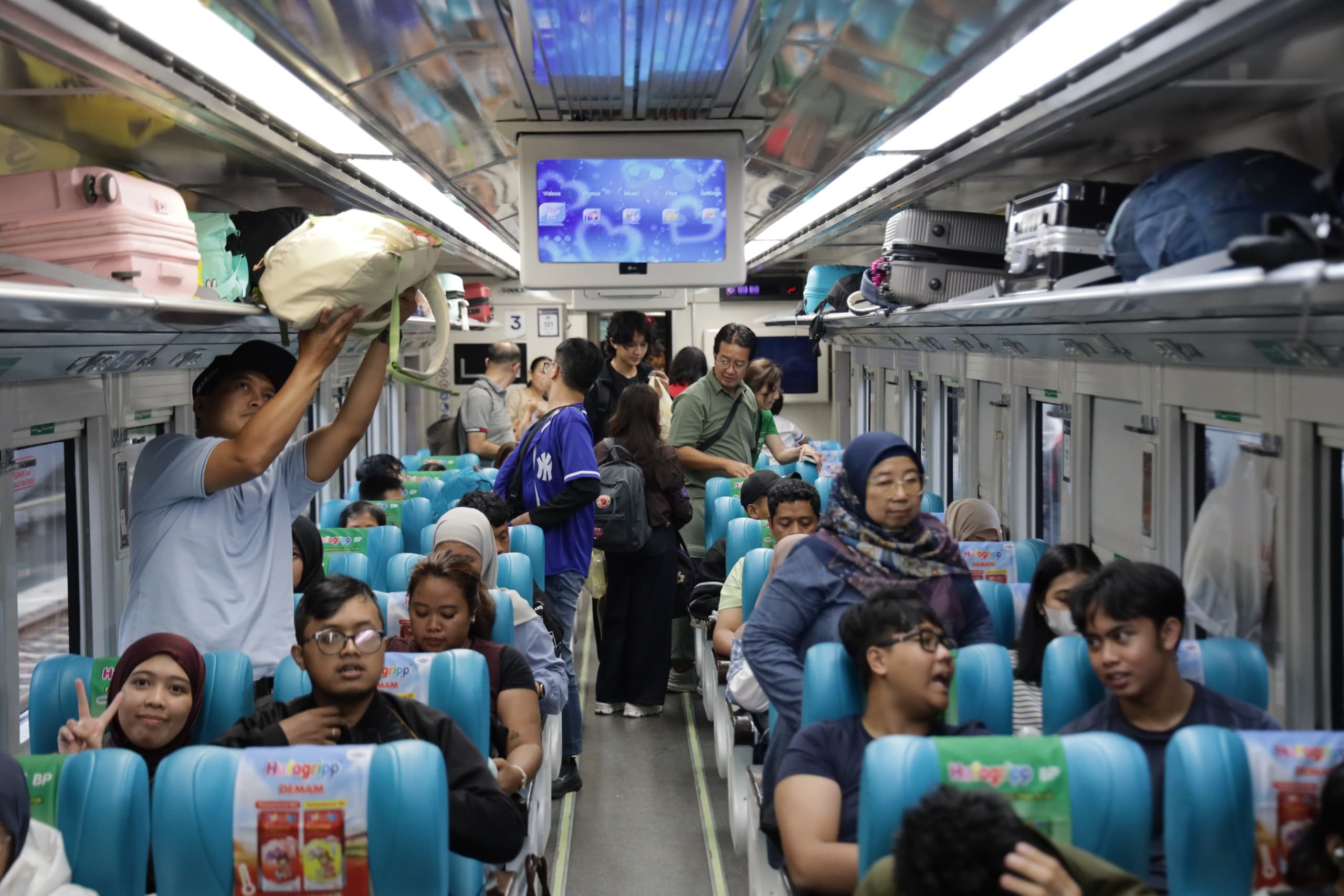 Penumpang menikmati perjalanan jarak jauh dengan kereta api. Aman dan nyaman. (KAI)