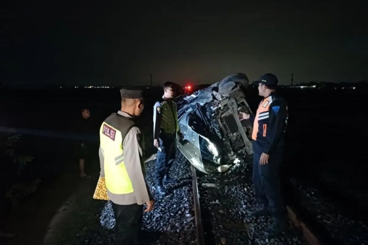 Polisi melakukan olah TKP usai KA Pandalungan relasi Surabaya Pasar Turi-Gambir tertabrak mobil di perlintasan manual Desa Medani, Tegowanu, Grobogan. (IST)