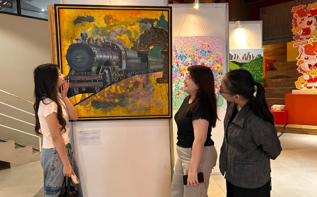 Mahasiswa UC Surabaya saat berada di Art Exhibition &amp; Workshop bertema Exhale di Corepreneur UC. Kegiatan untuk merespons tingginya tingkat kecemasan mahasiswa. 