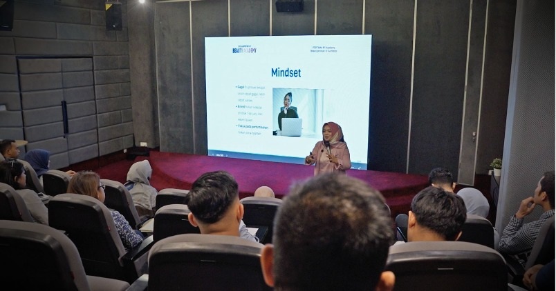 BERBAGI: Fadhila Shahab, Business and Development Manager Dreamlab ketika berbicara di ajang Academy Beautypreneur. Ia berharap para beautypreneur memanfaatkan meningkatnya industri kosmetik nasional.