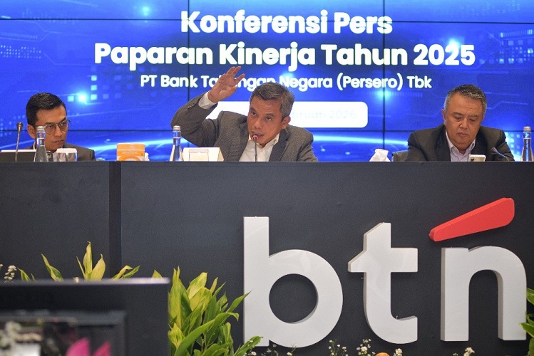 OPTIMISTIS: Dirut BTN Nixon LP Napitupulu (tengah) saat paparan kinerja 2025.  