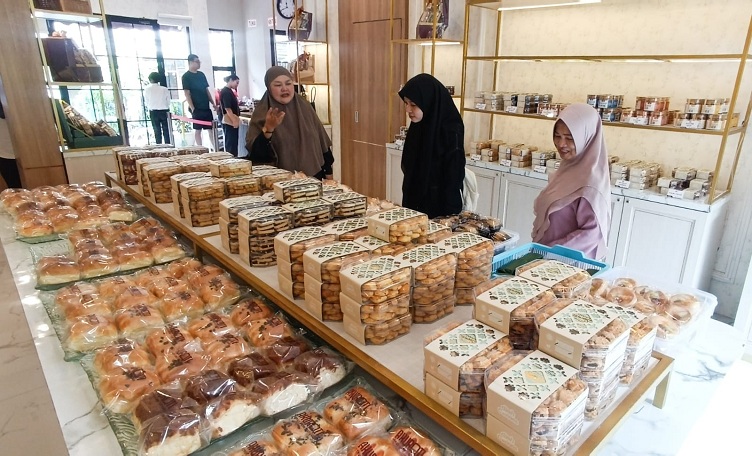 PERSIAPAN LEBARAN: Deretan kue kering buatan Diahcookies siap diborong konsumen seiring semakin dekatnya Idulfitri. Diahcookies buka gerai di kawasan kampung Ketandan Surabaya.  