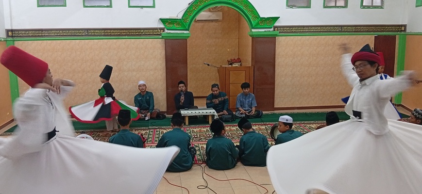  BERKESENIAN: Antusias anak-anak saat berlatih tari sufi menjelang berbuka puasa di kawasan Mojo Surabaya.  