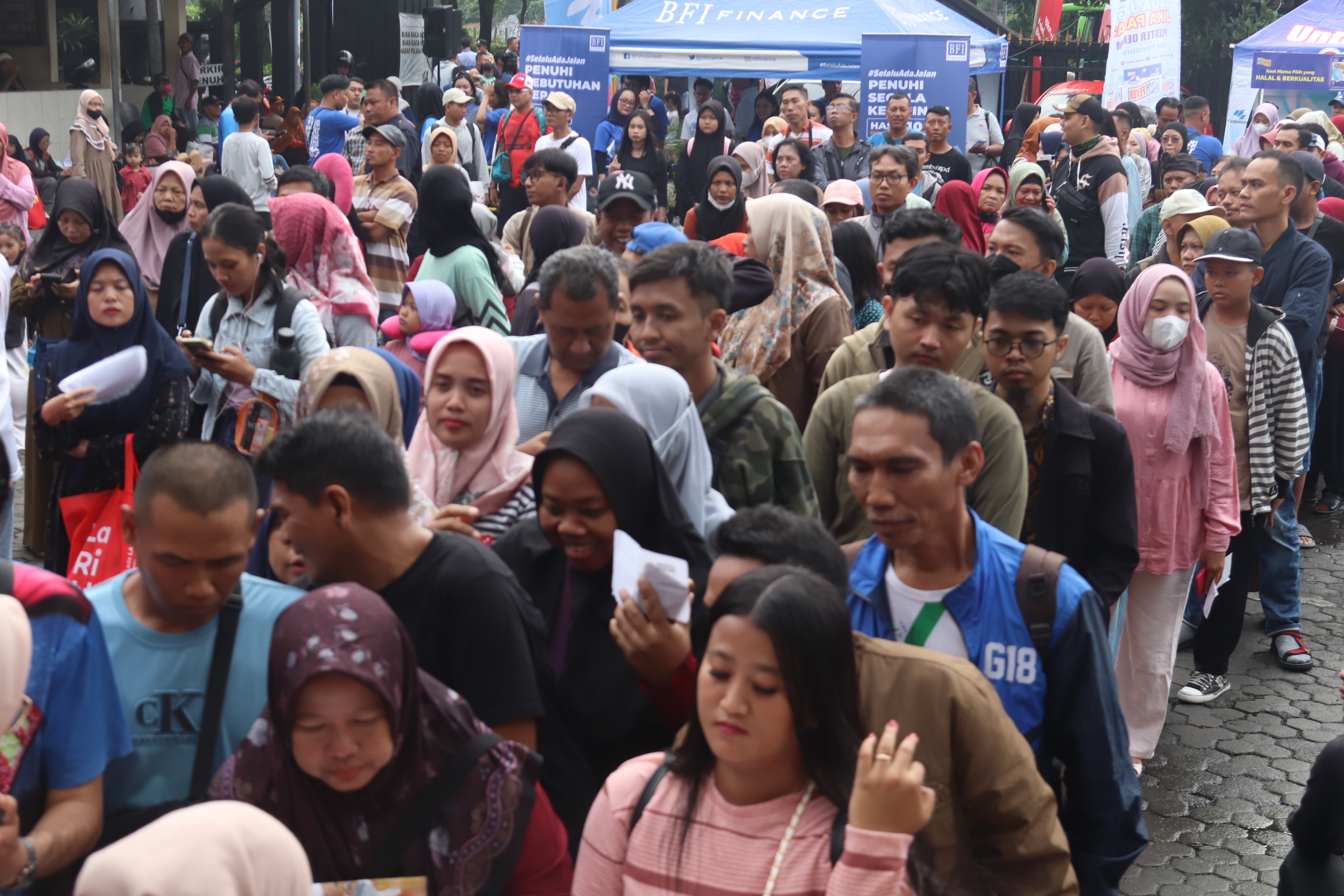 JADI JUJUKAN: Pemudik Gratis Radar Surabaya 2025 membeludak. (SURYANTO/RADAR SURABAYA)