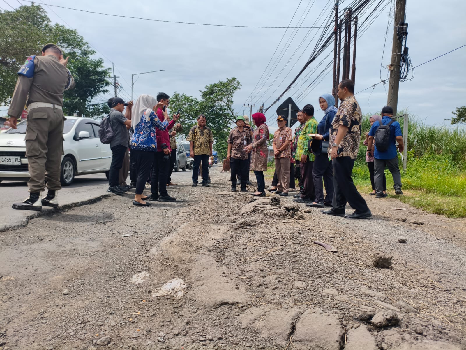  MEMBAHAYAKAN: Jalan rusak di Jalan Raya Lingkar Timur Sidoarjo. (DIKY SANSIRI/RADAR SIDOARJO)