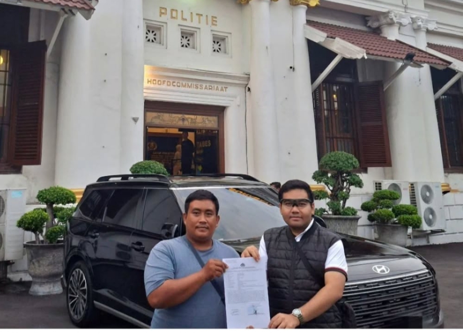 MELAPOR: Korban AH didampingi Tim Gerakan For Justice menunjukkan surat laporan polisi di Mapolrestabes Surabaya, Rabu sore (25/2).