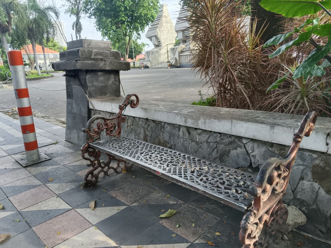 Kursi besi di pedestrian Jalan Mayjend Sungkono tanpa sandaran.
