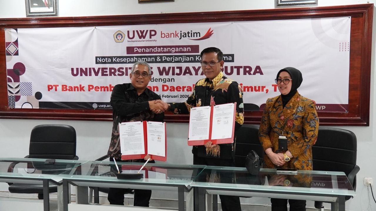 Dari kiri, Rektor UWP Dr Budi Endarto, SH, MHum usai penandatangan kerja sama dengan Vice President Hubungan Kelembagaan Bank Jatim Rachman Subiyantoro didampingi Pimpinan Bank Jatim Dian Libriyanti.