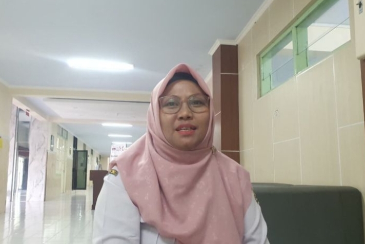  Anggota Satgas MBG Tulungagung Mamik Hidayah memberikan keterangan terkait polemik distribusi Makan Bergizi Gratis (MBG) selama Ramadhan di Tulungagung, Jawa Timur, Rabu (25/2). Antara/HO - Sole