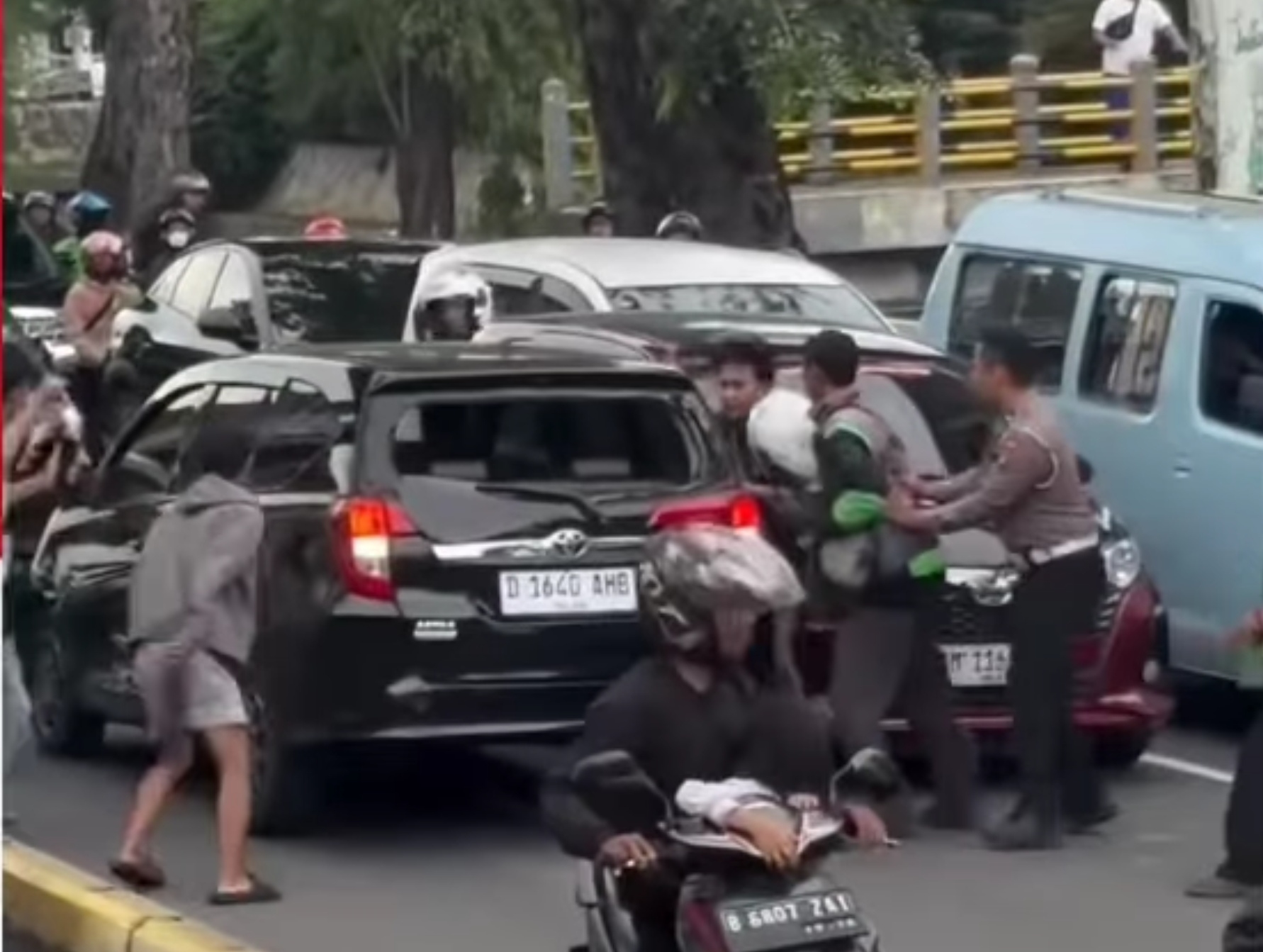 Mobil Toyota Calya yang dikemudikan Hafiz Mahendra ugal-ugalan di Jalan Gunung Sahari, Jakarta Pusat hingga memancing amuk massa.