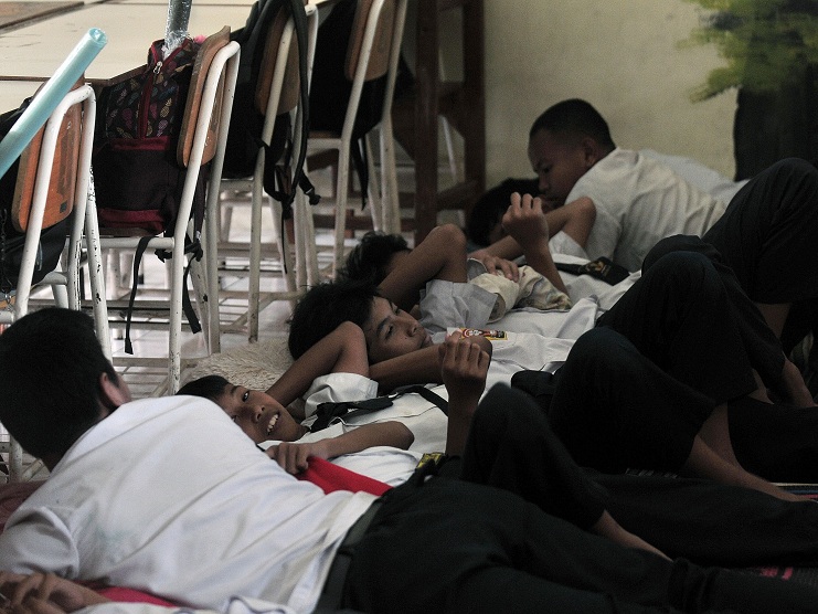 SANTAI: Sejumlah siswa saat beristirahat dengan tidur siang. Pola tidur yang teratur menyebabkan tubuh lebih seimbang selama Ramadan.  