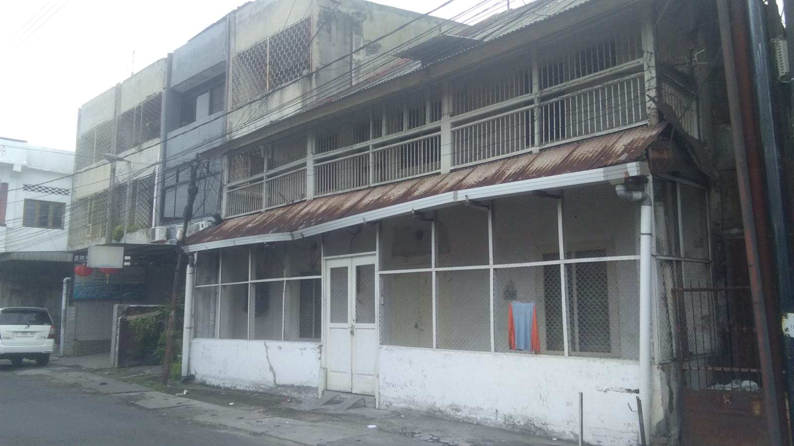 Bangunan pabrik sabun batangan di Jalan Samudra 39 Surabaya yang tutup. (LAMBERTUS HUREK/RADAR SURABAYA)