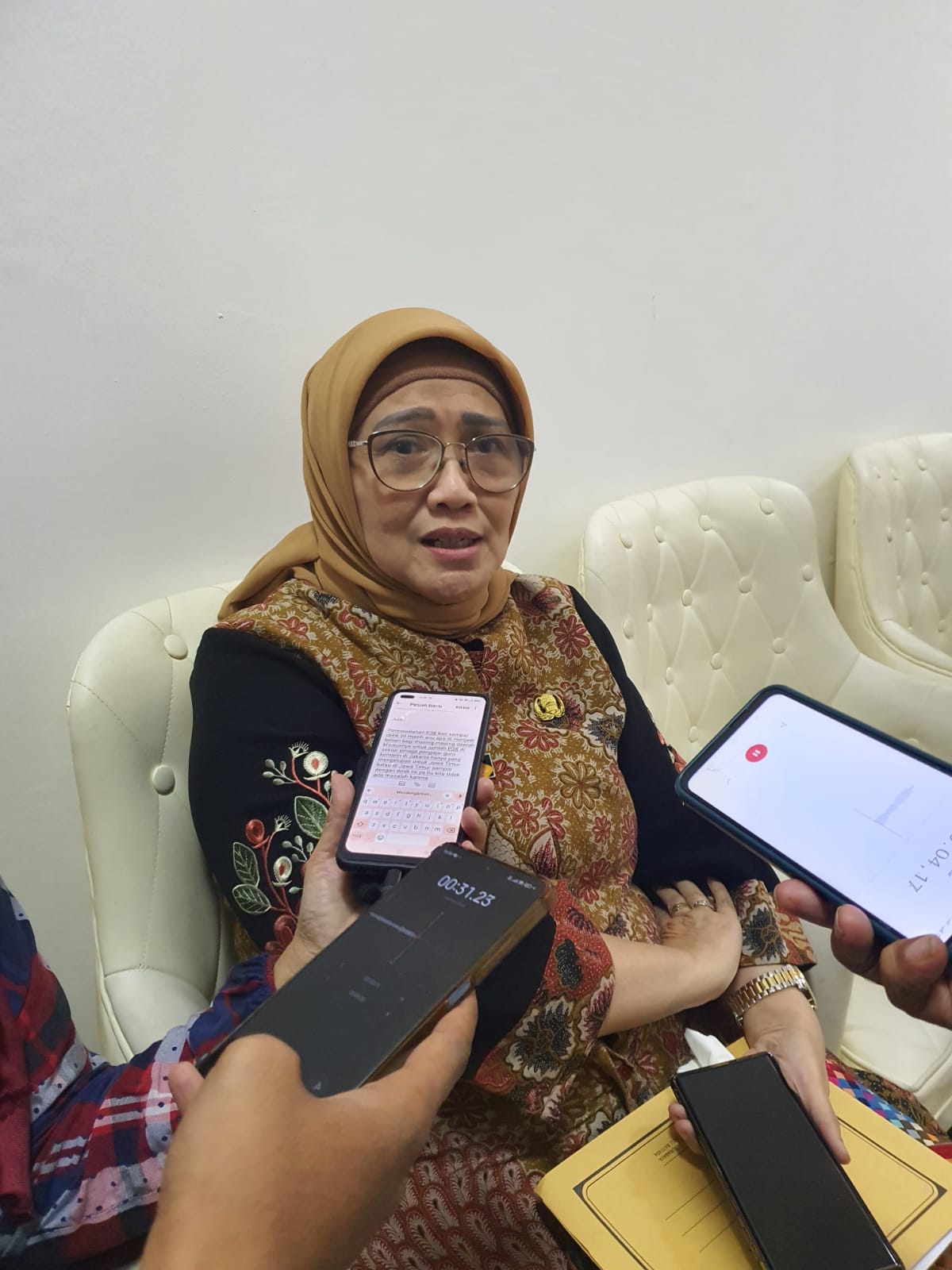 TUNGGU KEPASTIAN: Kepala BKD Jatim, Indah Wahyuni, memastikan gaji ke-13 akan dicairkan Maret. Namun, menunggu kepastian pusat.(IST/RADAR SURABAYA)