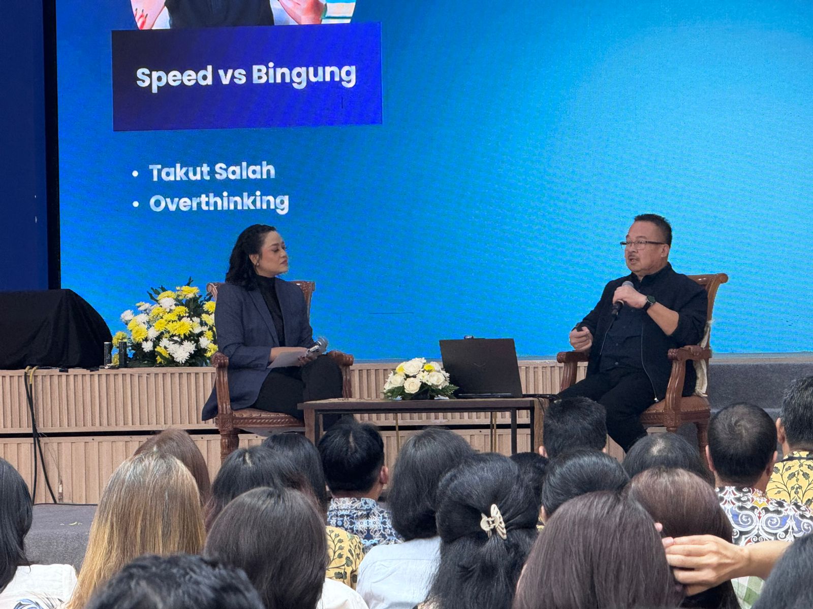 Guru Besar Fakultas Ekonomi dan Bisnis Universitas Indonesia, Rhenald Kasali, Ph.D. (kanan)
