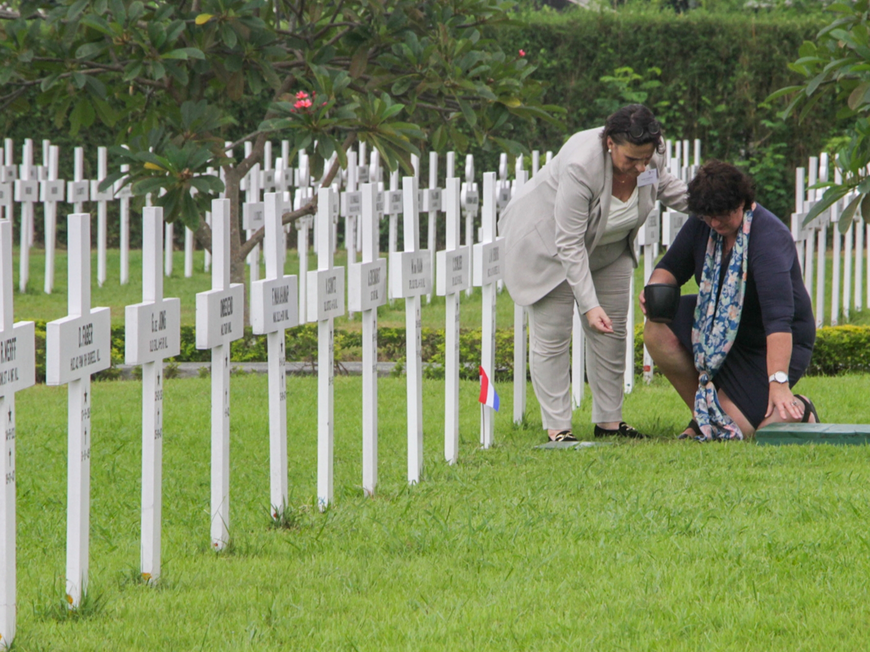 Keluarga prajurit kapal Belanda yang gugur di Laut Jawa 27 Februari tahun 1942 saat melakukan ziarah di makam Ereveld Kembang Kuning Surabaya, Jumat (27/2).&nbsp;