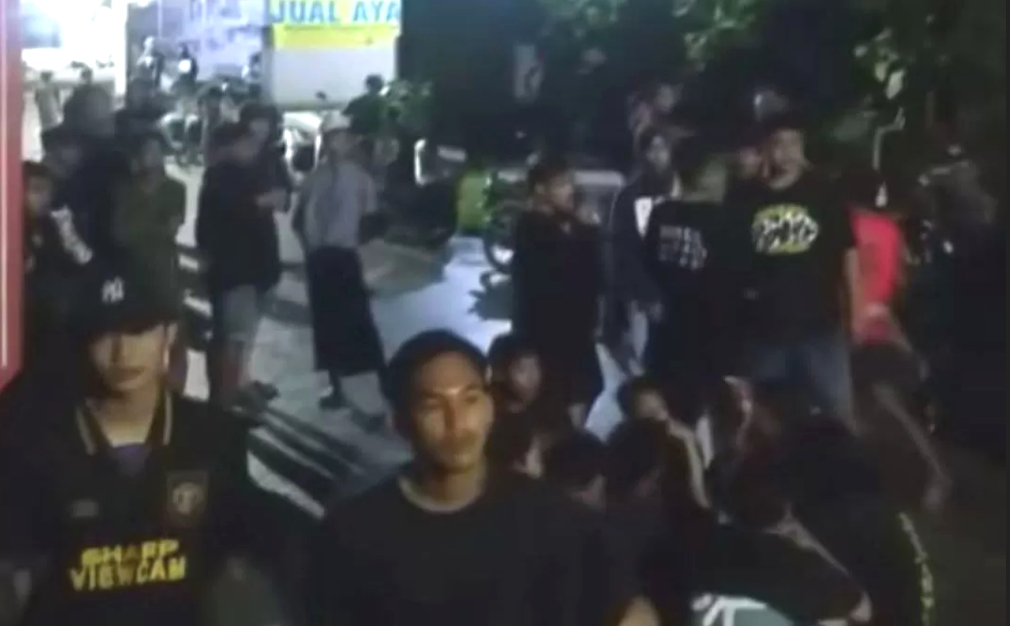 Situasi bentrokan antar kampung di Desa Campurejo, Kecamatan Panceng, Gresik, Jumat (27/2) dini hari.