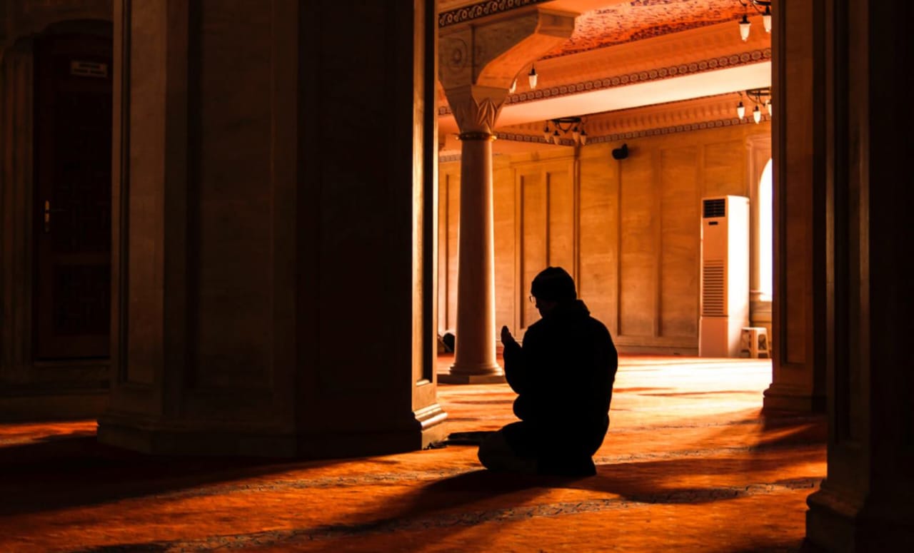  I'tikaf: Berdiam diri di masjid untuk beribadah kepada Allah.