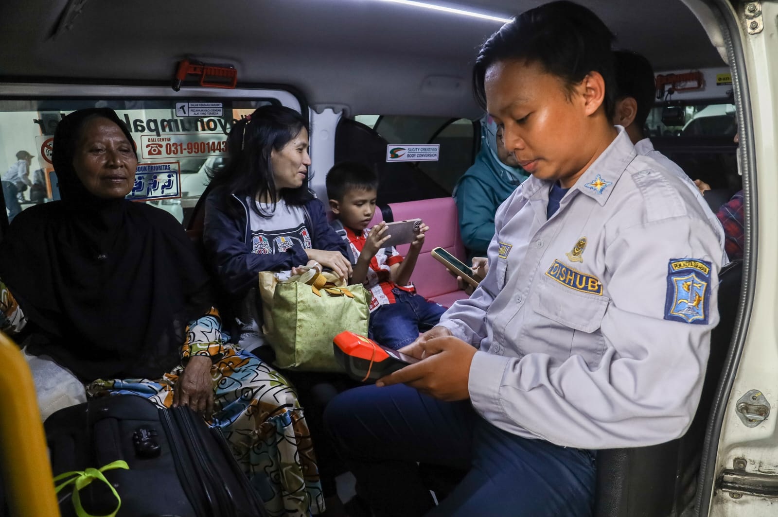 Warga Surabaya menikmati angkutan massal Wirawiri Suroboyo. Jumlah armada perlu ditambah. (DIMAS MAHENDRA/RADAR SURABAYA)