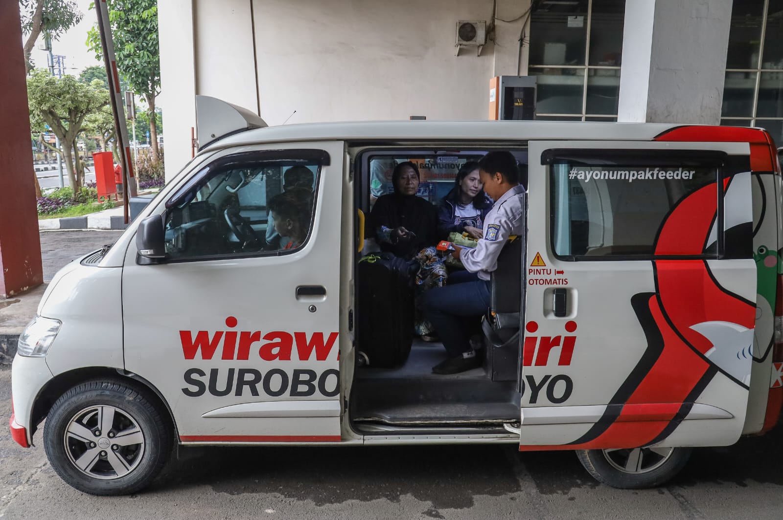 Angkutan feeder Wirawiri Suroboyo makin diminati warga Surabaya. (DIMAS MAHENDRA/RADAR SURABAYA)