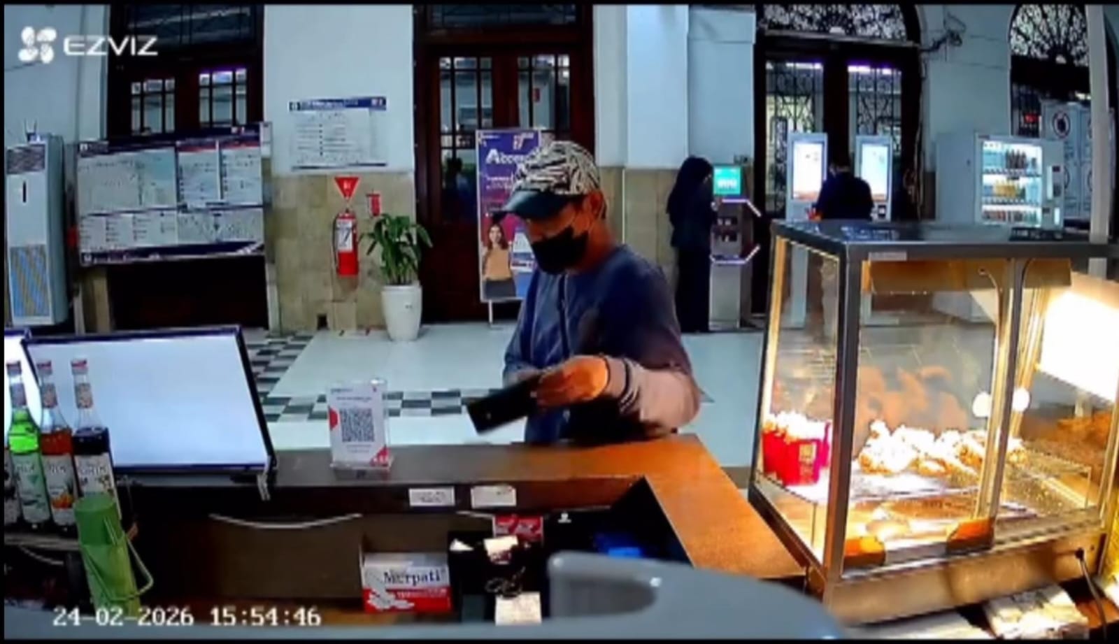 Potongan gambar rekaman CCTV memperlihatkan pencurian handphone milik penjual ayam geprek di Stasiun Gubeng Surabaya. (IST)