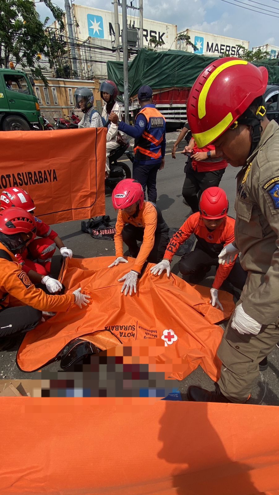NAHAS : Petugas gabungan mengevakuasi jasad korban pengendara motor yang terlibat kecelakaan dengan truk trailer di Jalan Tambak Osowilangun, Surabaya, Sabtu (28/2).(IST/RADAR SURABAYA)