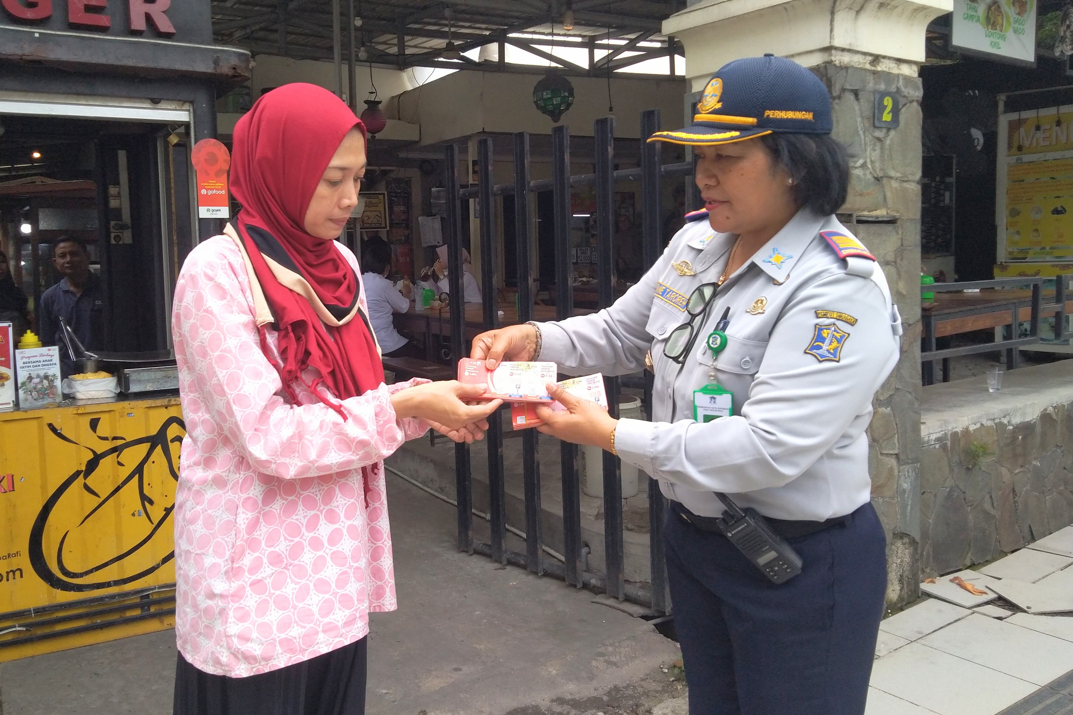 Voucher Parkir Suroboyo yang baru diluncurkan menjadi alternatif pembayaran parkir secara digital.