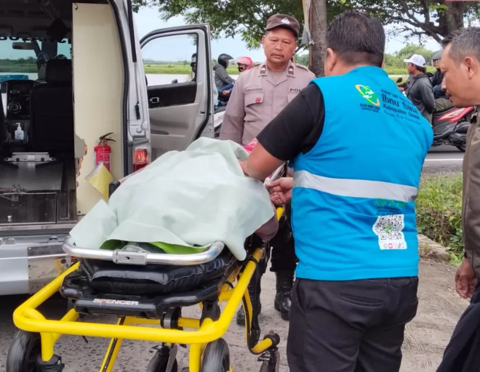 Petugas mengevakuasi korban meninggal dalam kecelakaan di Jalan Raya Desa Semampir, Cerme, Gresik.