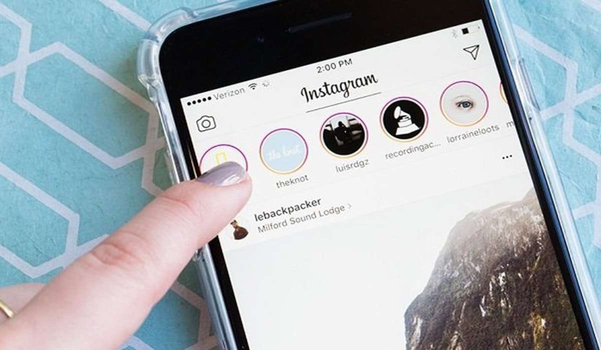  Ilustrasi: Kebiasaan menonton ulang Instagram Stories sendiri.