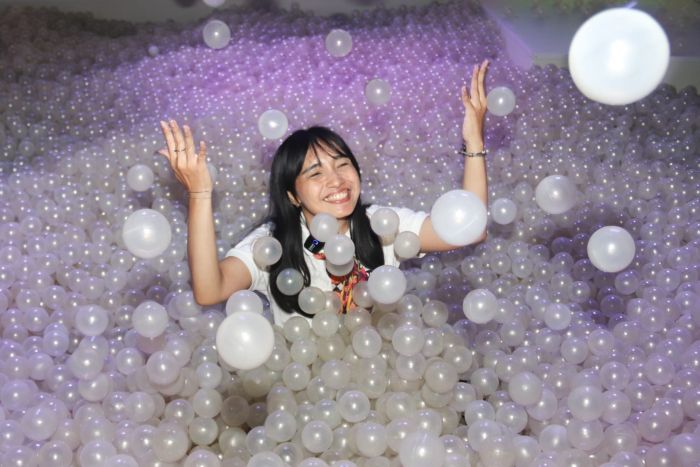  PENGALAMAN BARU: Sejumlah pengunjung bermain pada salah satu wahana yang ada dalam Playground, yang memberikan pengalaman baru dan berbeda, di Ciputra World Surabaya, Jumat (27/2).  