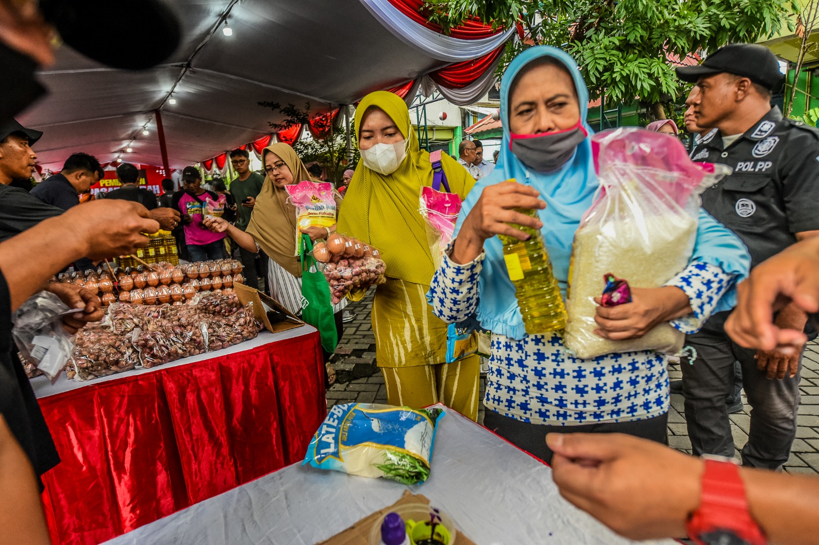 Sebagai upaya stabilisasi harga kebutuhan pokok, Pemkot Surabaya akan menggelar pasar murah di 93 lokasi.
