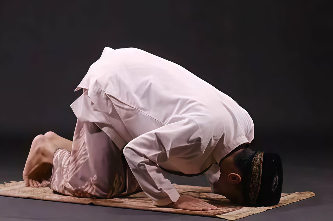 Sujud: Memohon hajat kepada Allah.