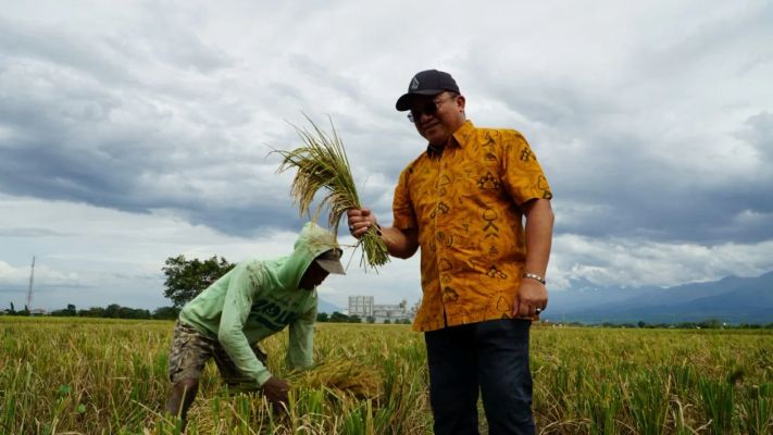 SEMANGAT: Pemimpin Wilayah Perum Bulog Kanwil Jawa Timur Langgeng Wisnu (kanan) optimistis tahun ini Jatim bisa memenuhi target penyerapan beras petani.