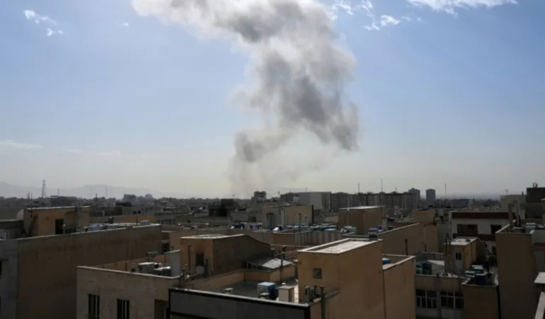 Asap terlihat mengepul di setelah sebuah ledakan di Teheran, Iran, 28 Februari 2026