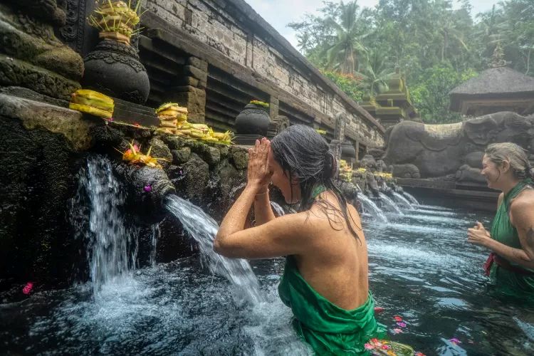 ILUSTRASI: Wisatawan mancanegara di pancuran Pura Tirta Empul, Gianyar, Bali.