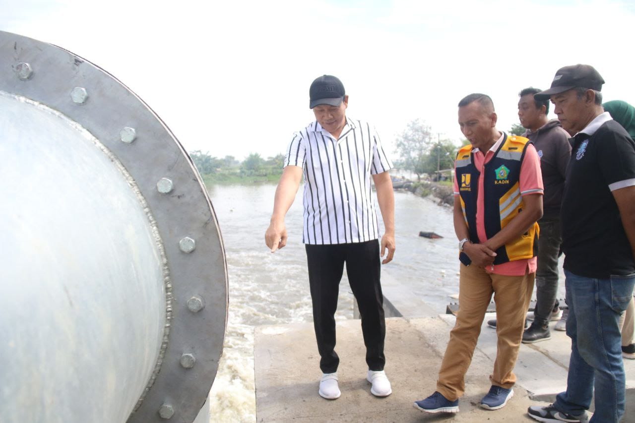 SIDAK: Bupati Sidoarjo, Subandi saat melihat kondisi rumah pompa Kedungpeluk, Kecamatan Candi. (DIKY SANSIRI/RADAR SIDOARJO)