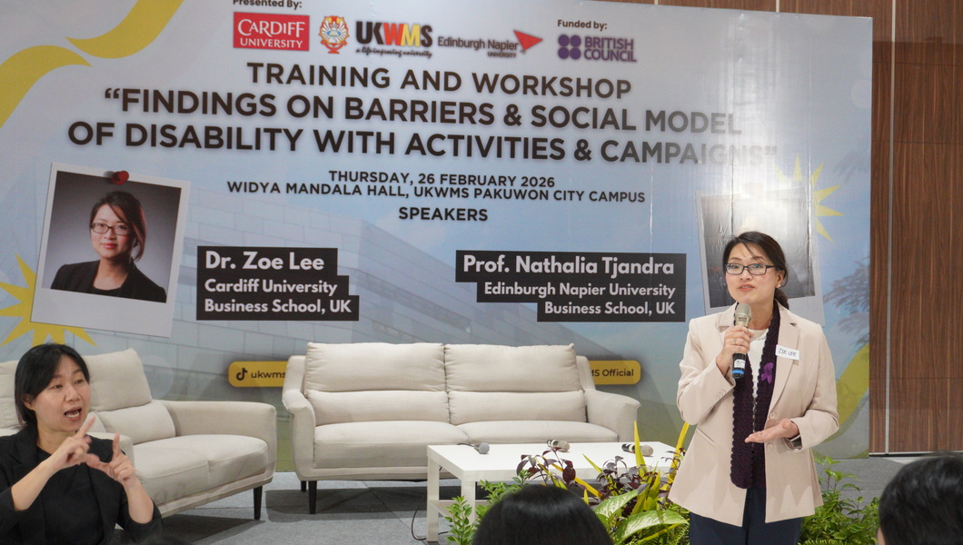 PAPARAN: Dr. Zoe Lee dari Cardiff University saat pemaparan terkait Social Model of Disability dalam konteks pendidikan tinggi, Kamis (26/2).