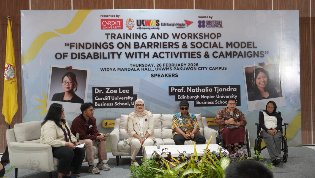 DISKUSI: Sesi diskusi bersama panelis mengenai hambatan dan masukan untuk menciptakan ruang aman dan nyaman bagi penyandang disabilitas.