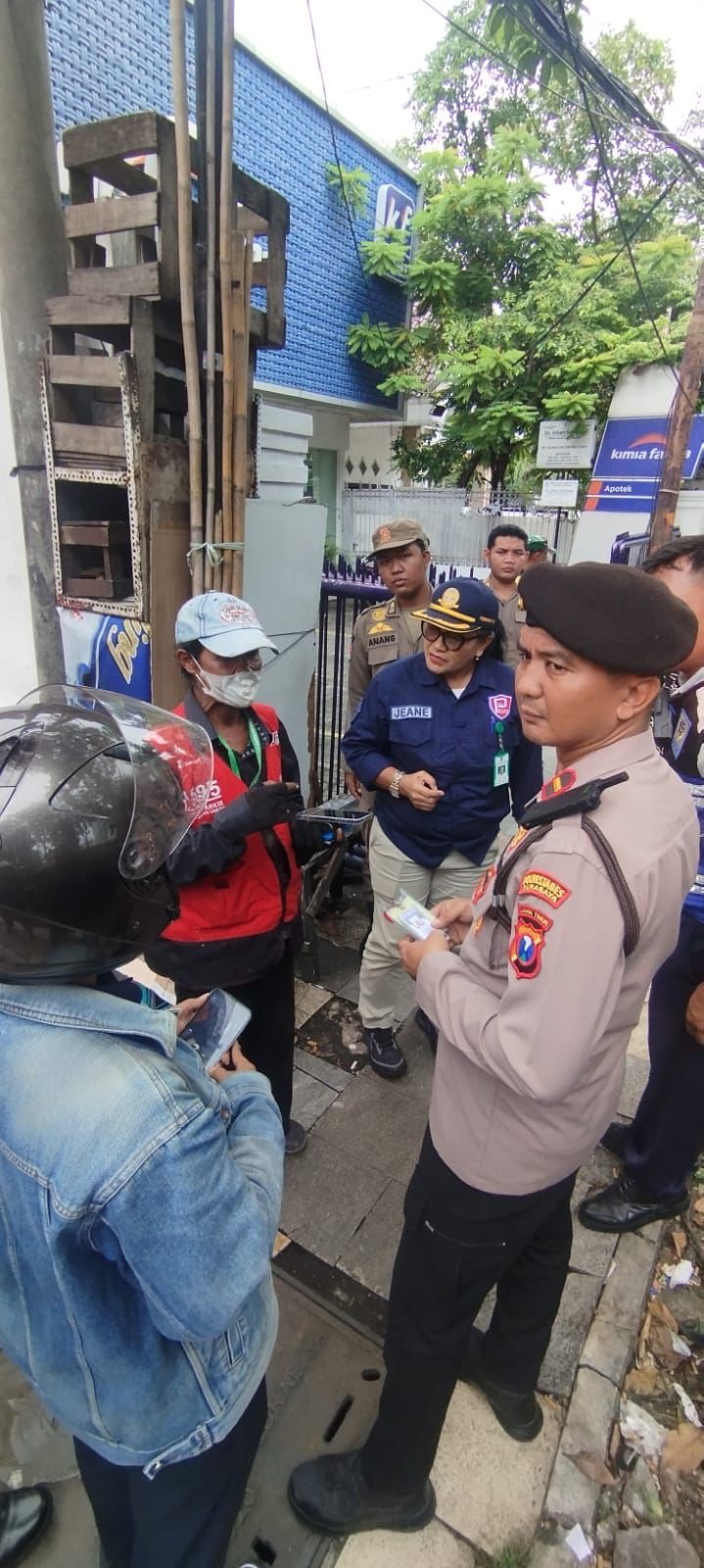 TEGAS: Petugas gabungan Pemkot dan Polrestabes Surabaya mengecek izin parkir usai viral jukir ancam nasabah. (IST/RADAR SURABAYA)  