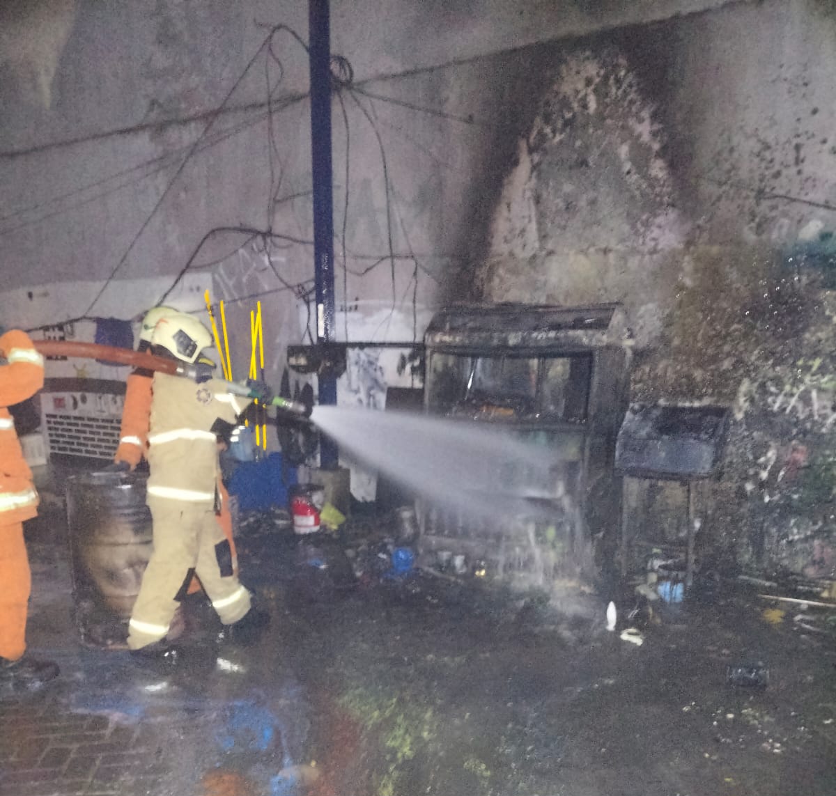SIGAP : Petugas DPKP Surabaya saat memadamkan kebakaran tumpukan cat dan tiner di gudang PT Master Karoseri Jalan Pakal, Surabaya, Minggu (1/3) malam.(IST/RADAR SURABAYA)