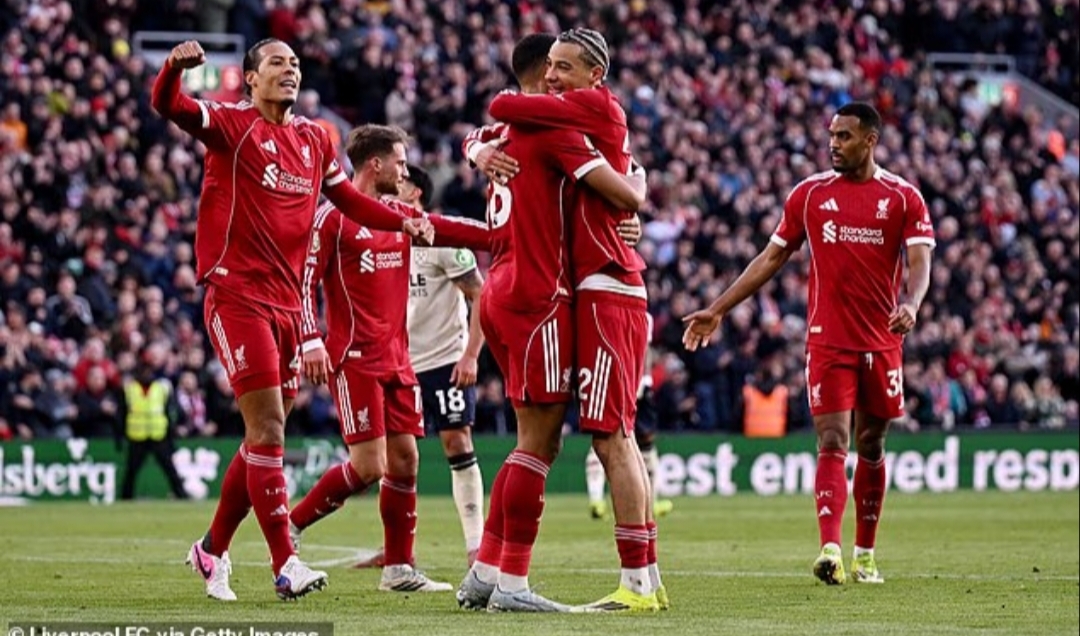 Liverpool FC mengalahkan West Ham United dengan skor 5-2 untuk meningkatkan peluang mereka lolos ke Liga Champions.