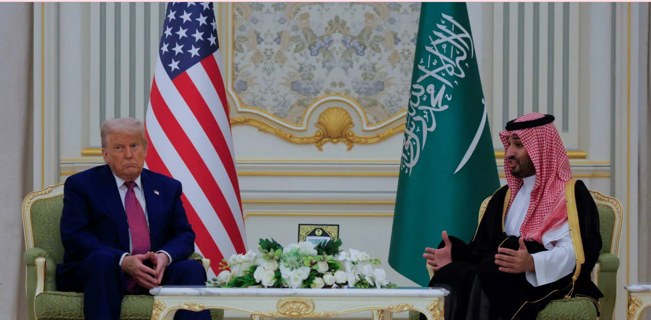 Putra Mahkota Mohammed bin Salman (MBS) berdiskusi dengan Presiden AS Donald Trump. 