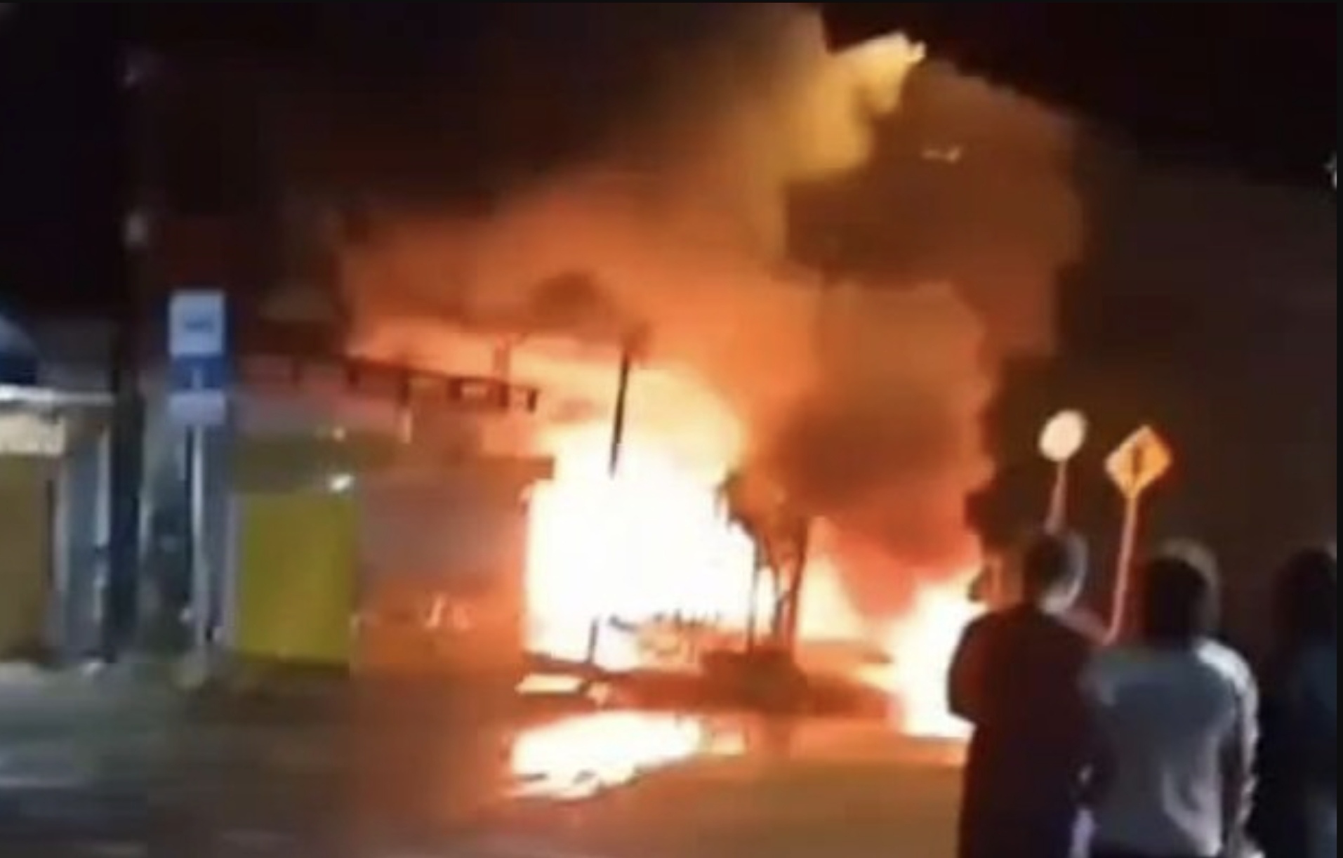 Massa membakar rumah terduga pelaku pembacokan saat patrol sahur di Panceng Gresik, rumah pelaku berada di Lamongan.