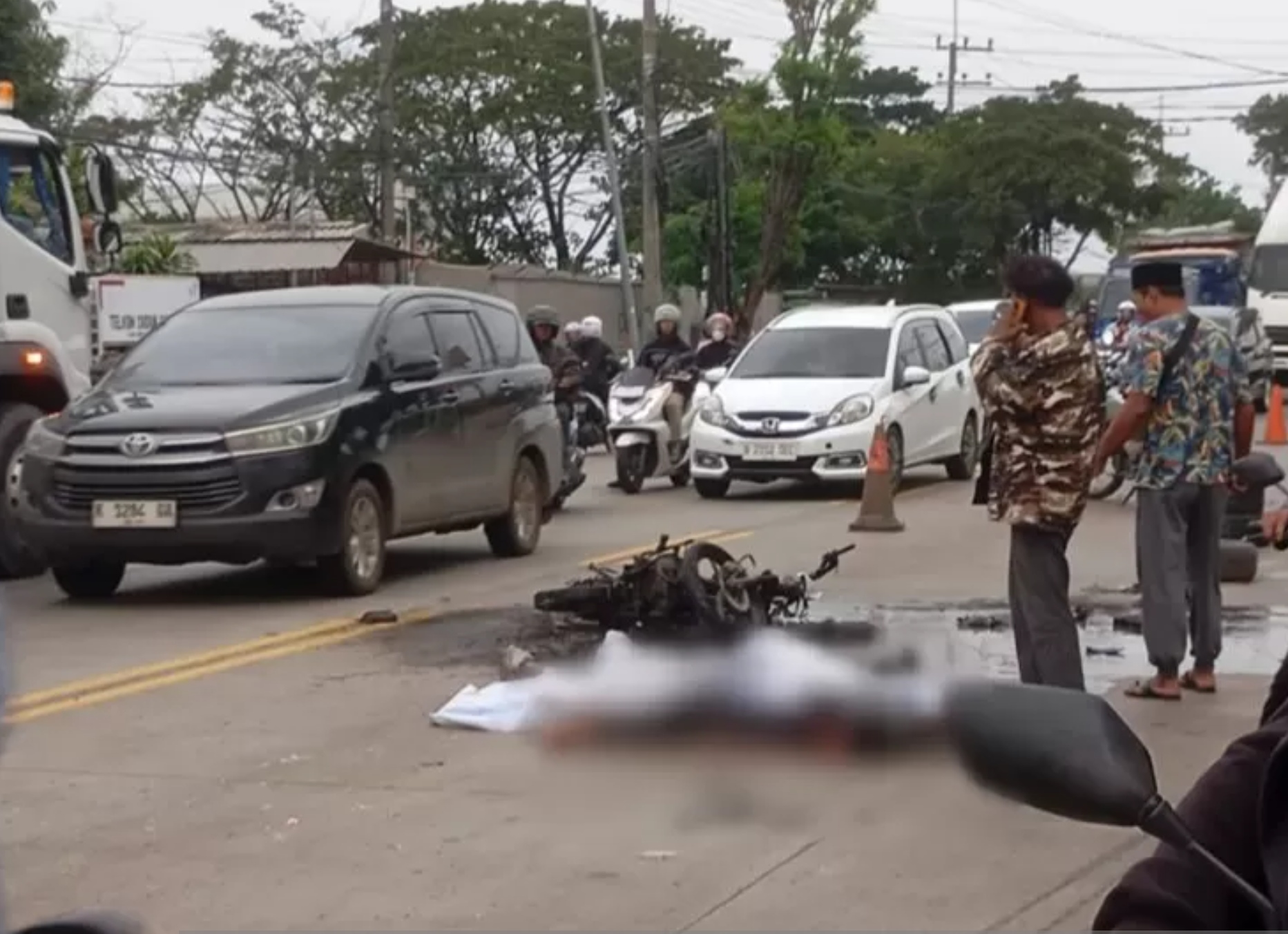 Pengendara sepeda motor meninggal usai terlibat kecelakaan di Jalan Raya Desa Samirplapan, Kecamatan Duduksampeyan, Gresik.