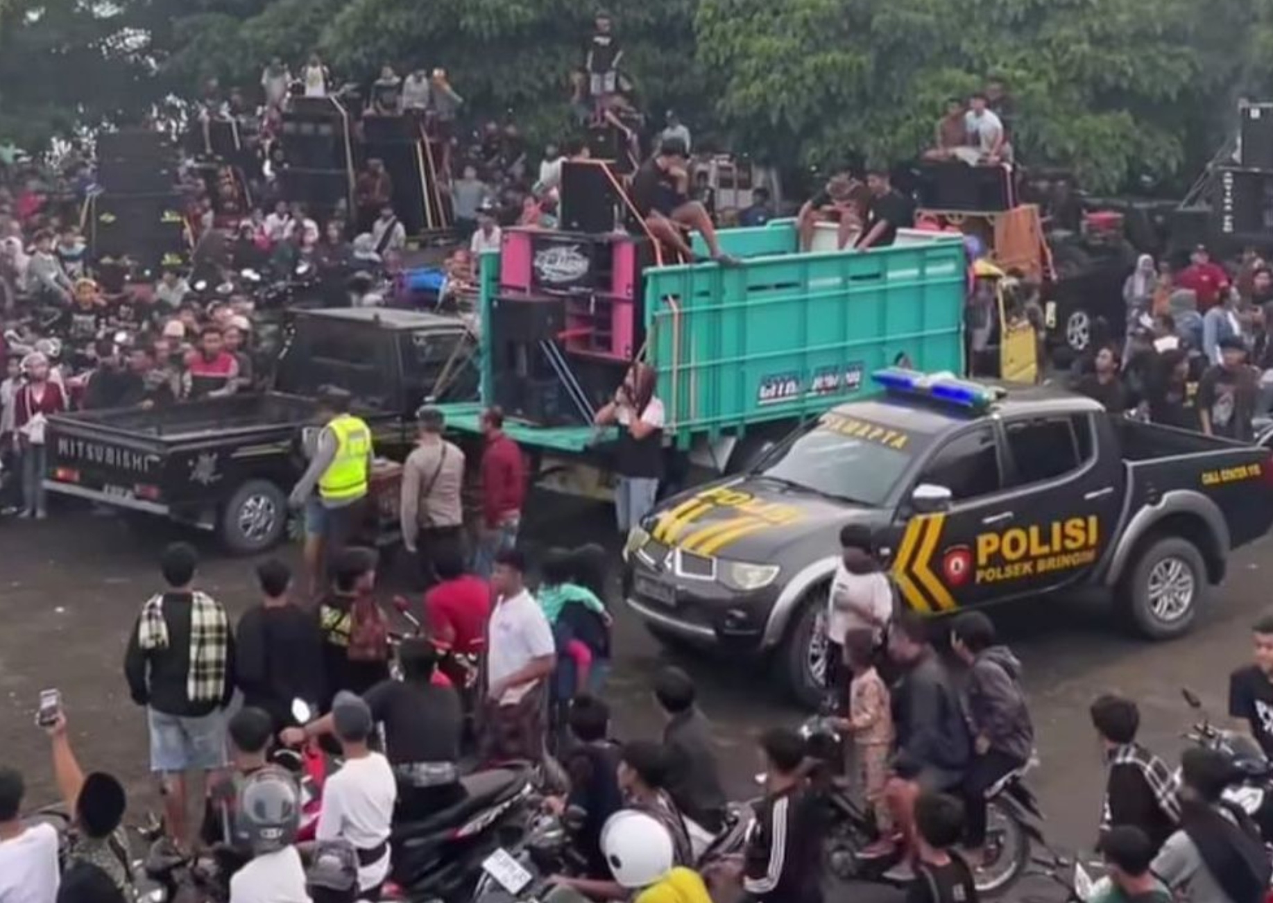 Kerumuman massa dan belasan mobil sound horeg yang dibubarkan di Waduk Sangiran, Desa Sumber Bening, Kecamatan Bringin, Kabupaten Ngawi, Jawa Timur, Minggu (1/3).