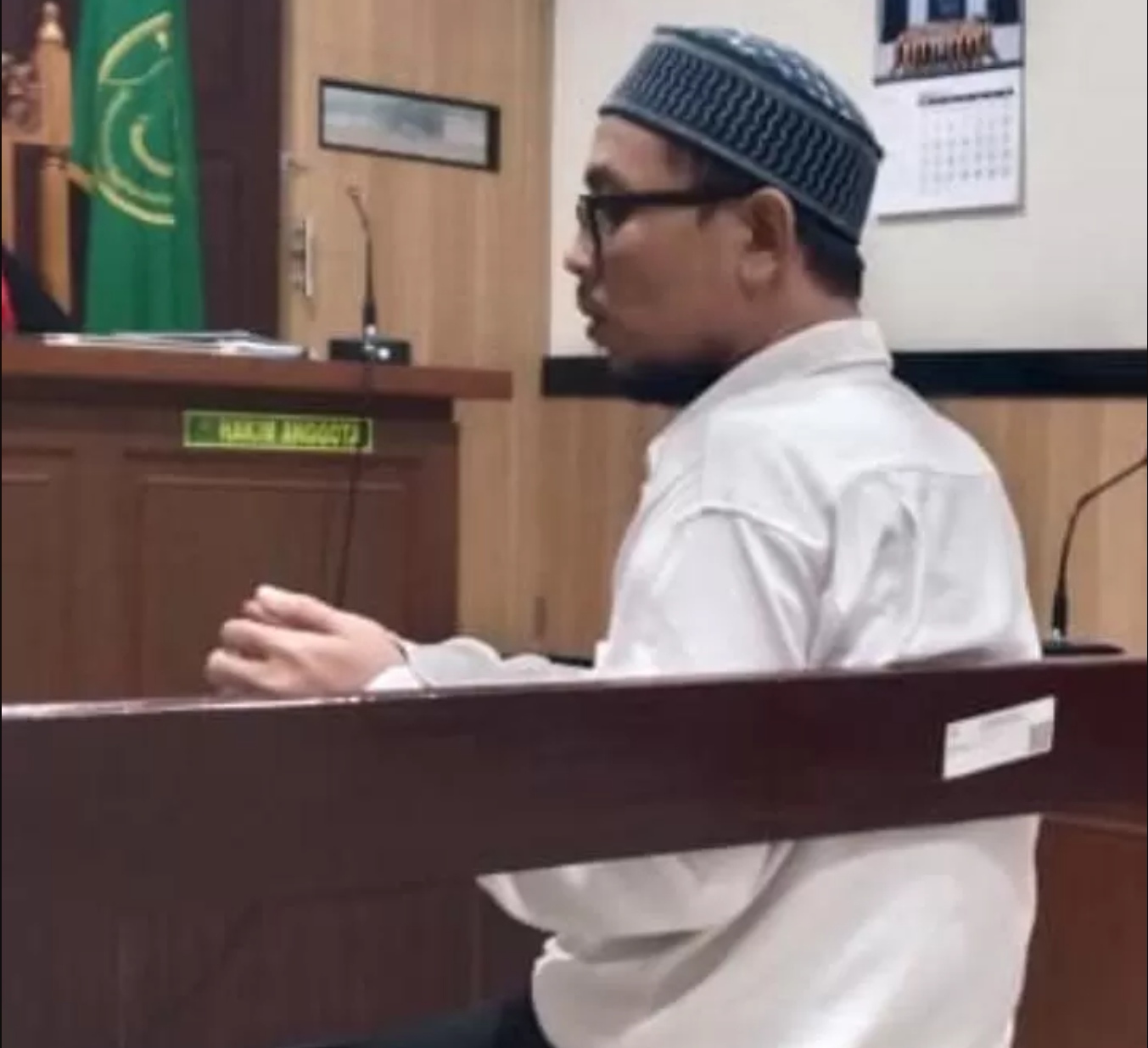 Syahrama, terdakwa pembunuhan driver ojol Sevi Ayu Claudia saat menjalani sidang tuntutan di PN Gresik.