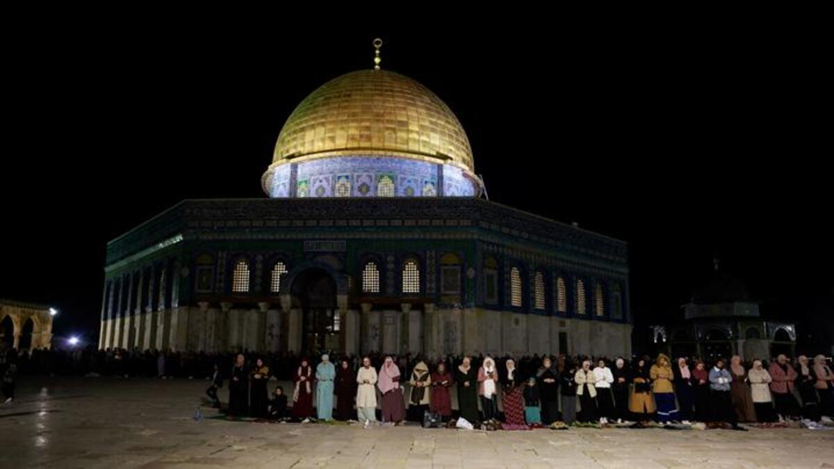 Warga Palestina Melaksanakan Ibadah di Kompleks Masjid Al Aqsa.