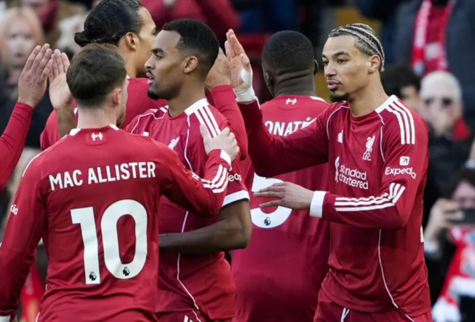 Hugo Ekitike (kanan) musim ini menampilkan permainan yang stabil bersama Liverpool. 