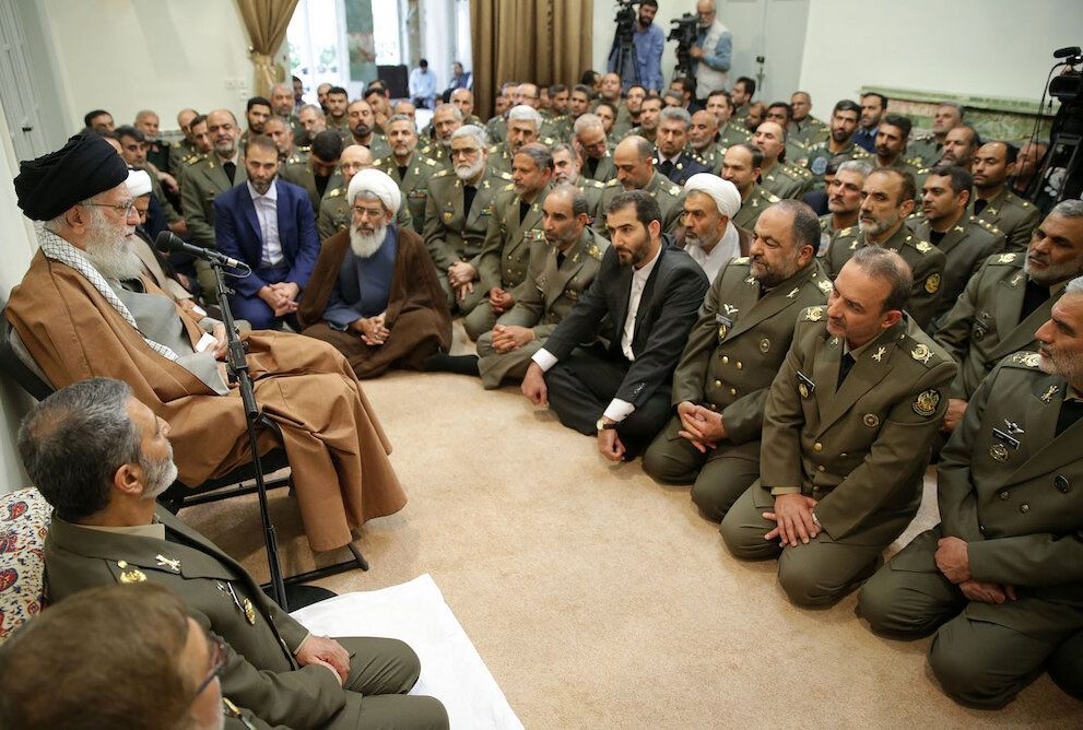Pemimpin tertinggi Iran Ayatollah Ali Khamenei memberikan pengarahan kepada para perwira militer. (IST)
